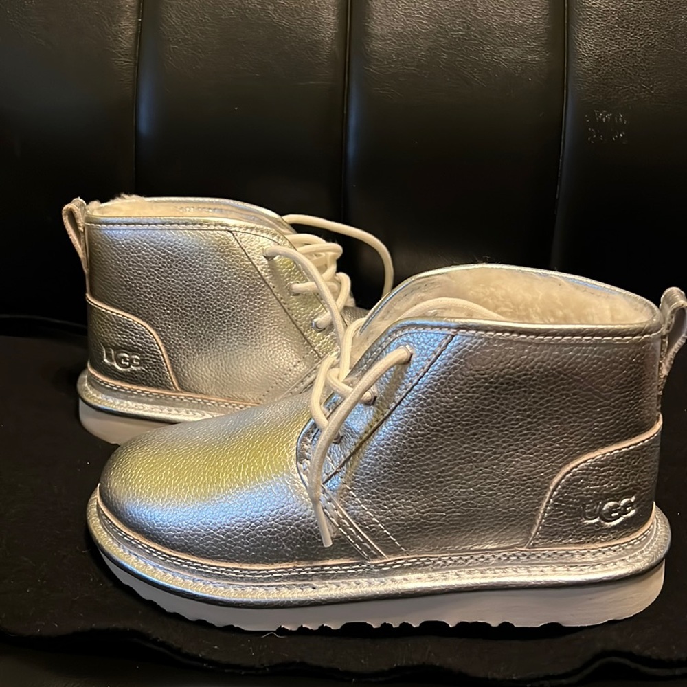 NWOB- Uggs Kids Silver Metallic Neumel